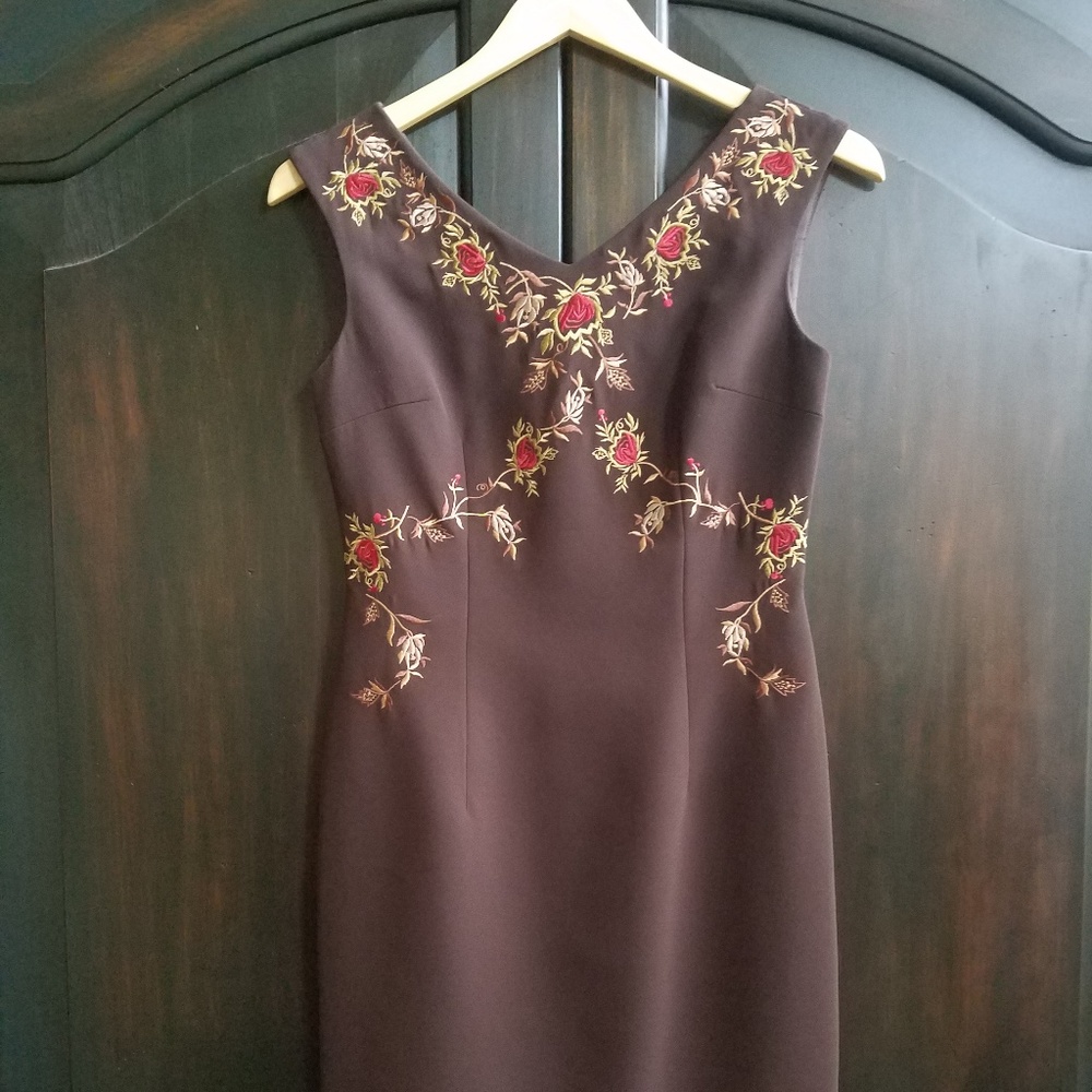 PETITE - Knee length embroidered sheath dress